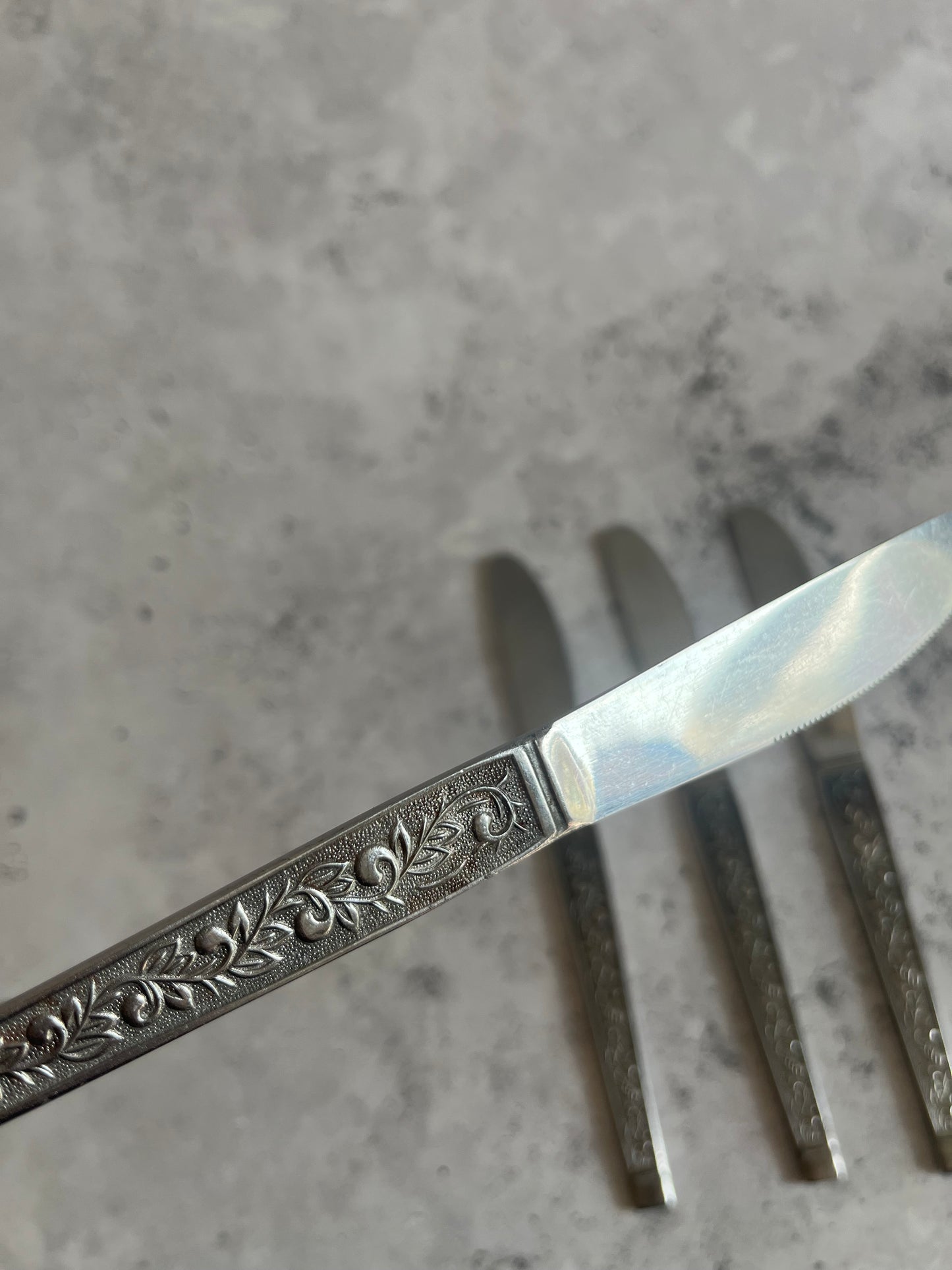 Vintage Scroll Design Set Of 4 Table Knives Stainless Steel Dinner Knives