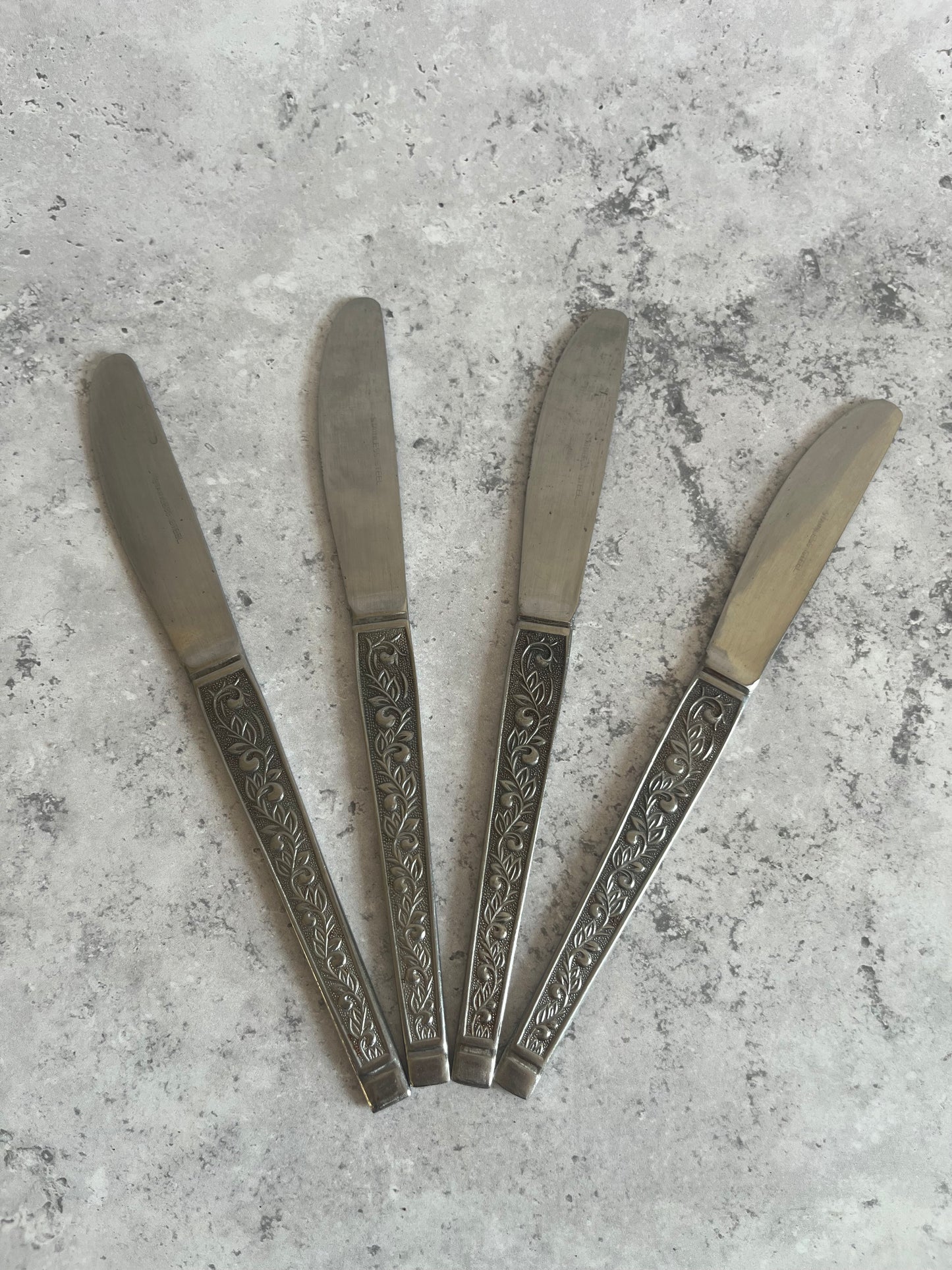 Vintage Scroll Design Set Of 4 Table Knives Stainless Steel Dinner Knives