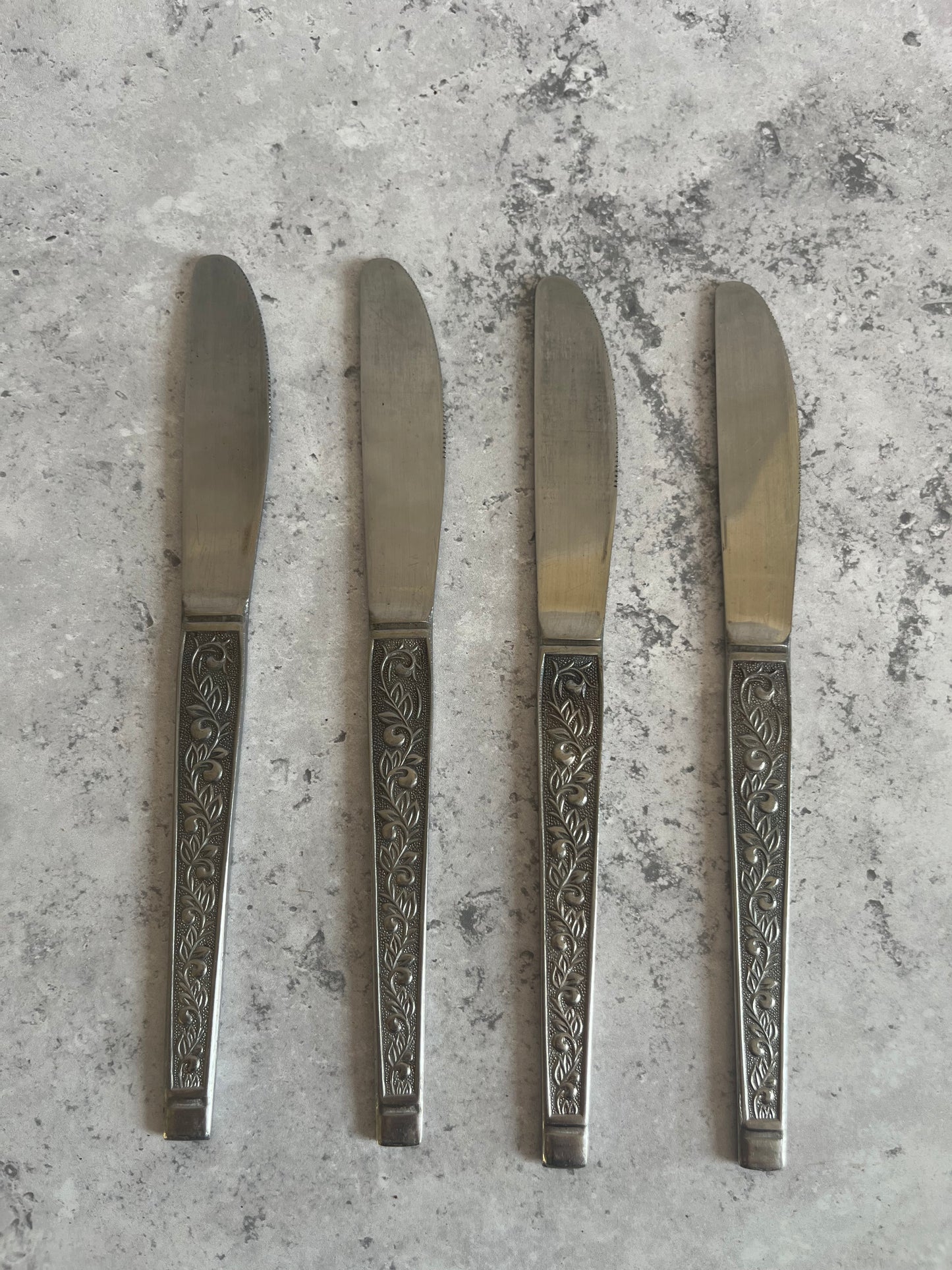 Vintage Scroll Design Set Of 4 Table Knives Stainless Steel Dinner Knives
