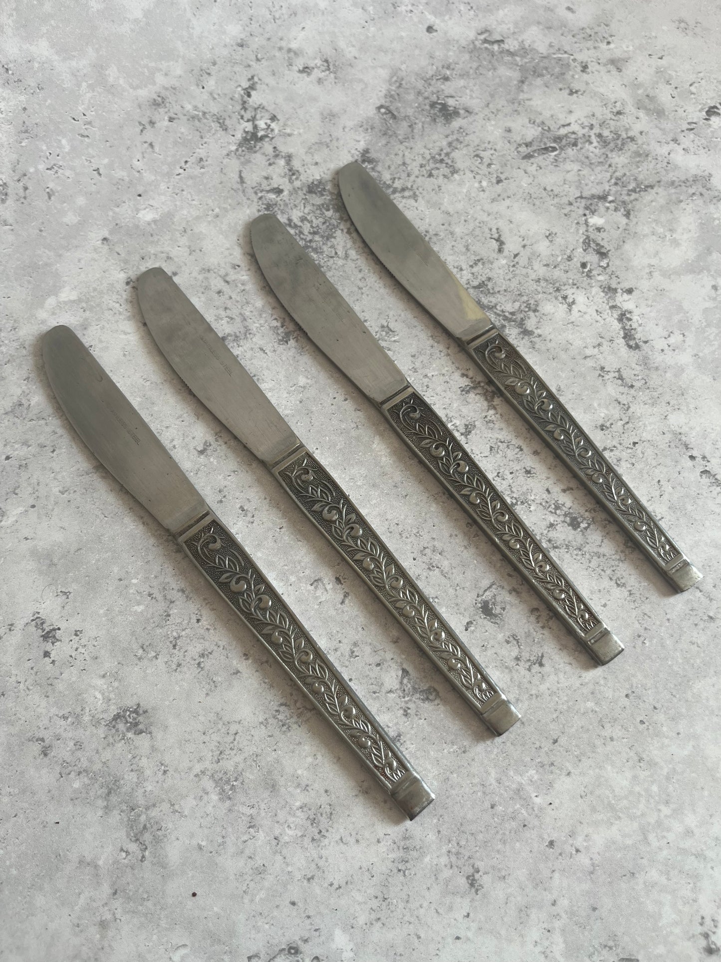 Vintage Scroll Design Set Of 4 Table Knives Stainless Steel Dinner Knives