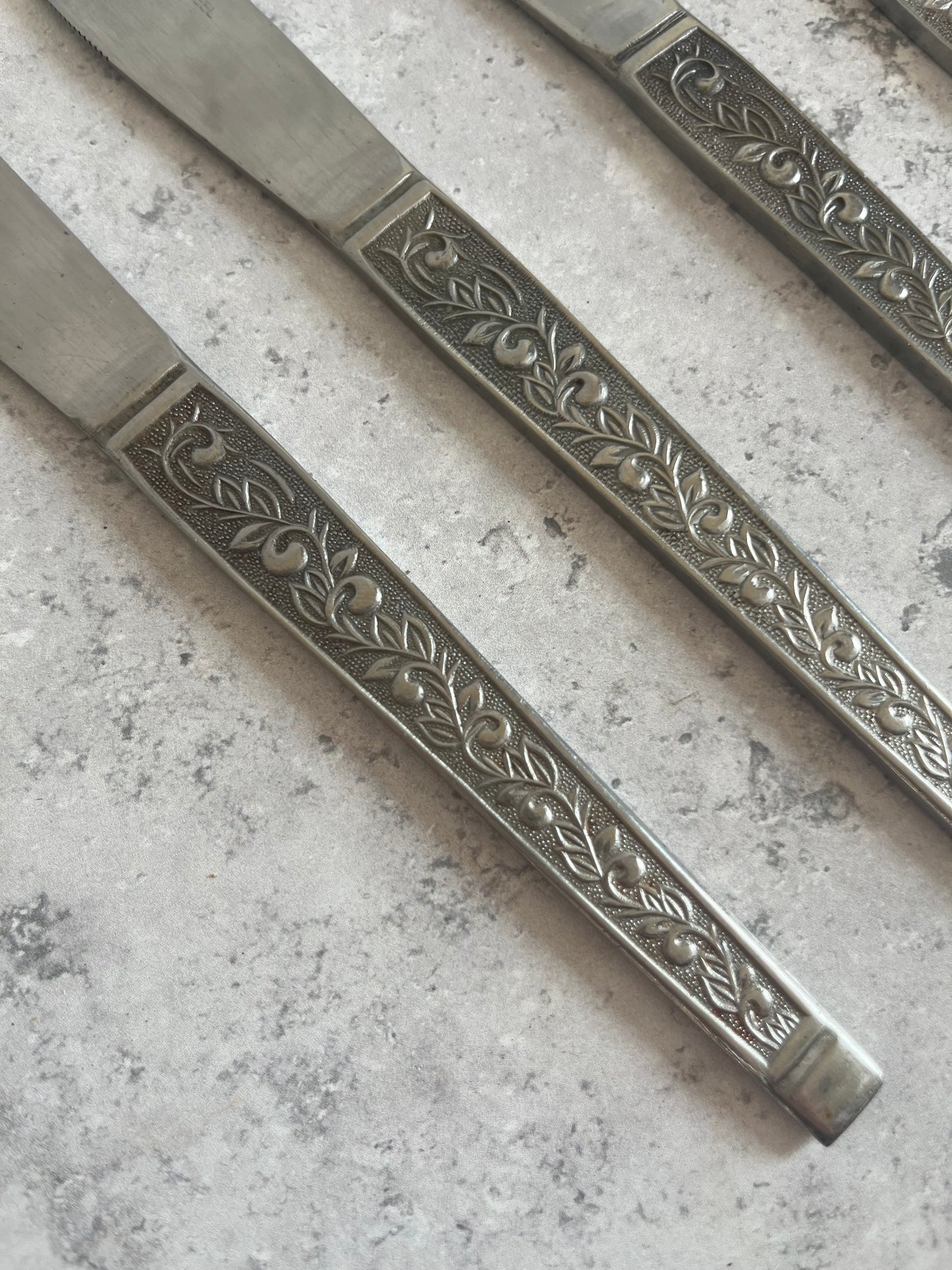 Vintage Scroll Design Set Of 4 Table Knives Stainless Steel Dinner Knives